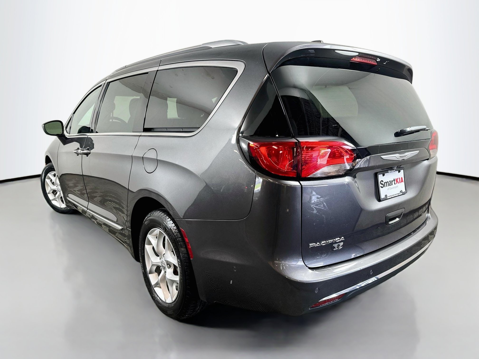 Used 2020 Chrysler Pacifica Touring-L FWD image 5
