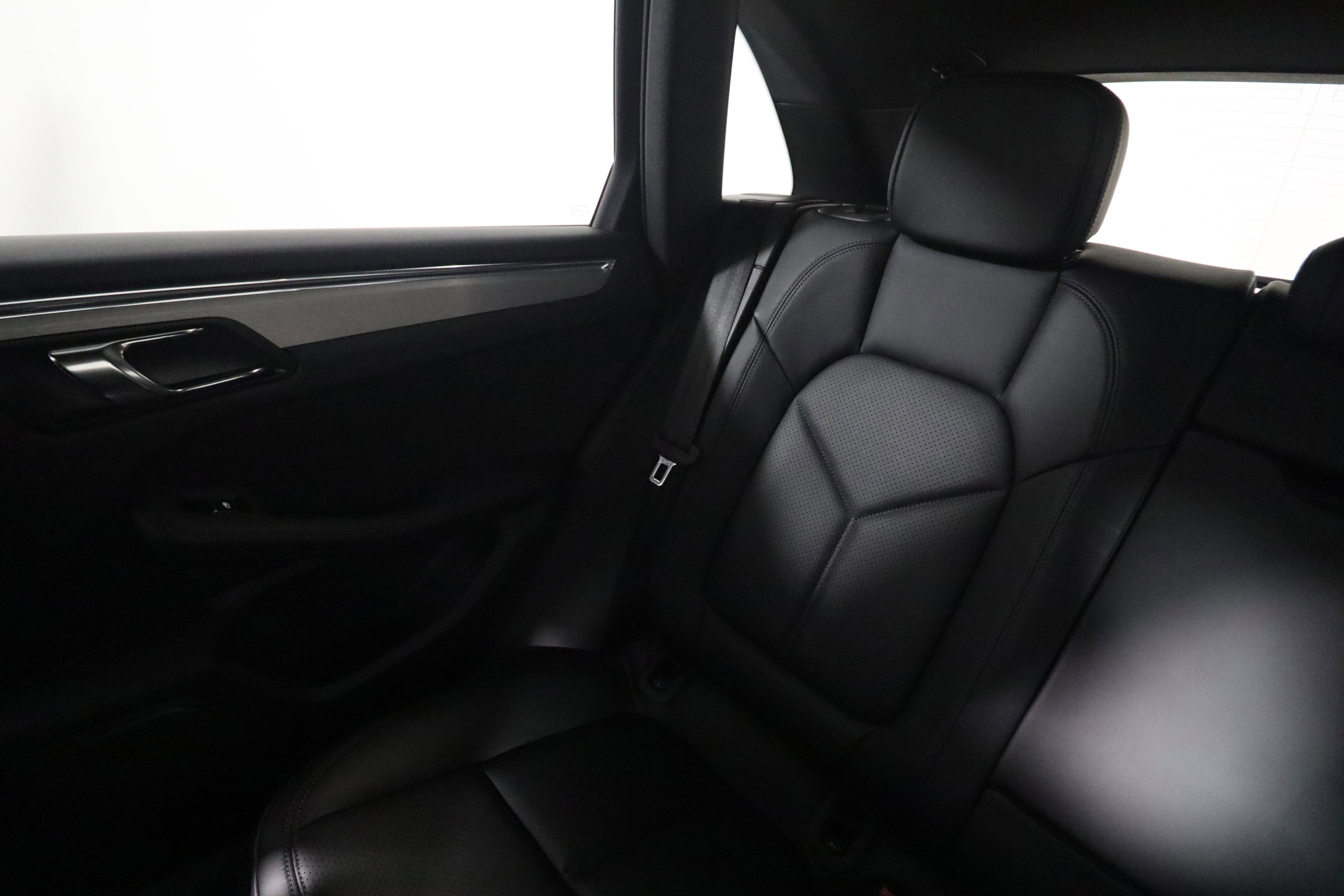 Certified 2025 Porsche Macan image 15