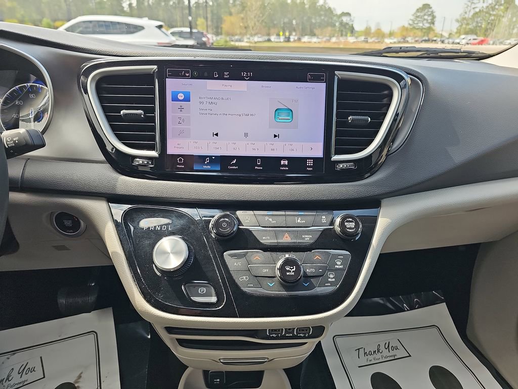 Used 2023 Chrysler Pacifica Touring-L image 25