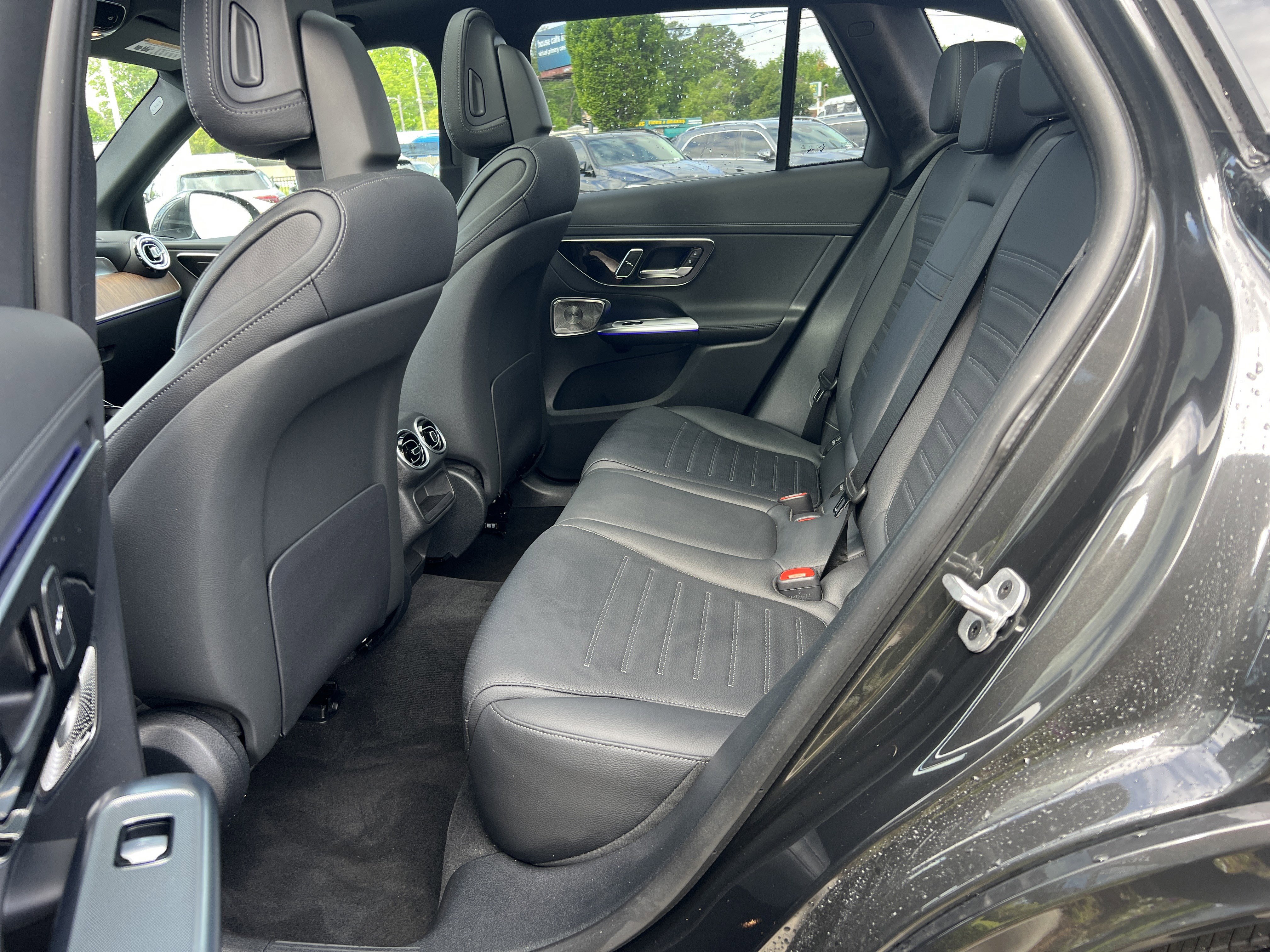 Used 2025 Mercedes-Benz GLC 300 4MATIC image 32