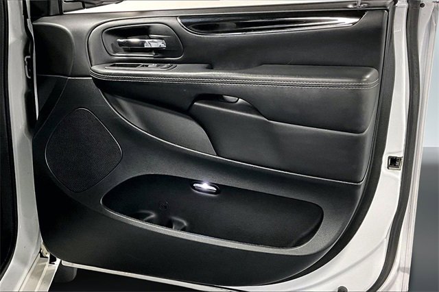 Used 2016 Dodge Grand Caravan SE image 24