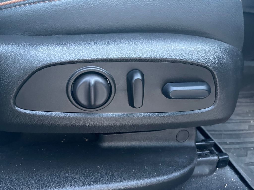 Used 2023 GMC Acadia AT4 w/ Technology Package image 16