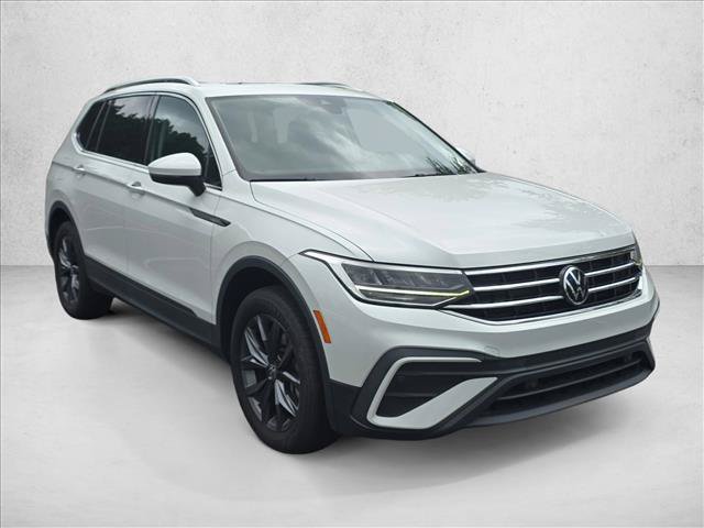 Used 2023 Volkswagen Tiguan SE w/ Panoramic Sunroof Package FWD image 3