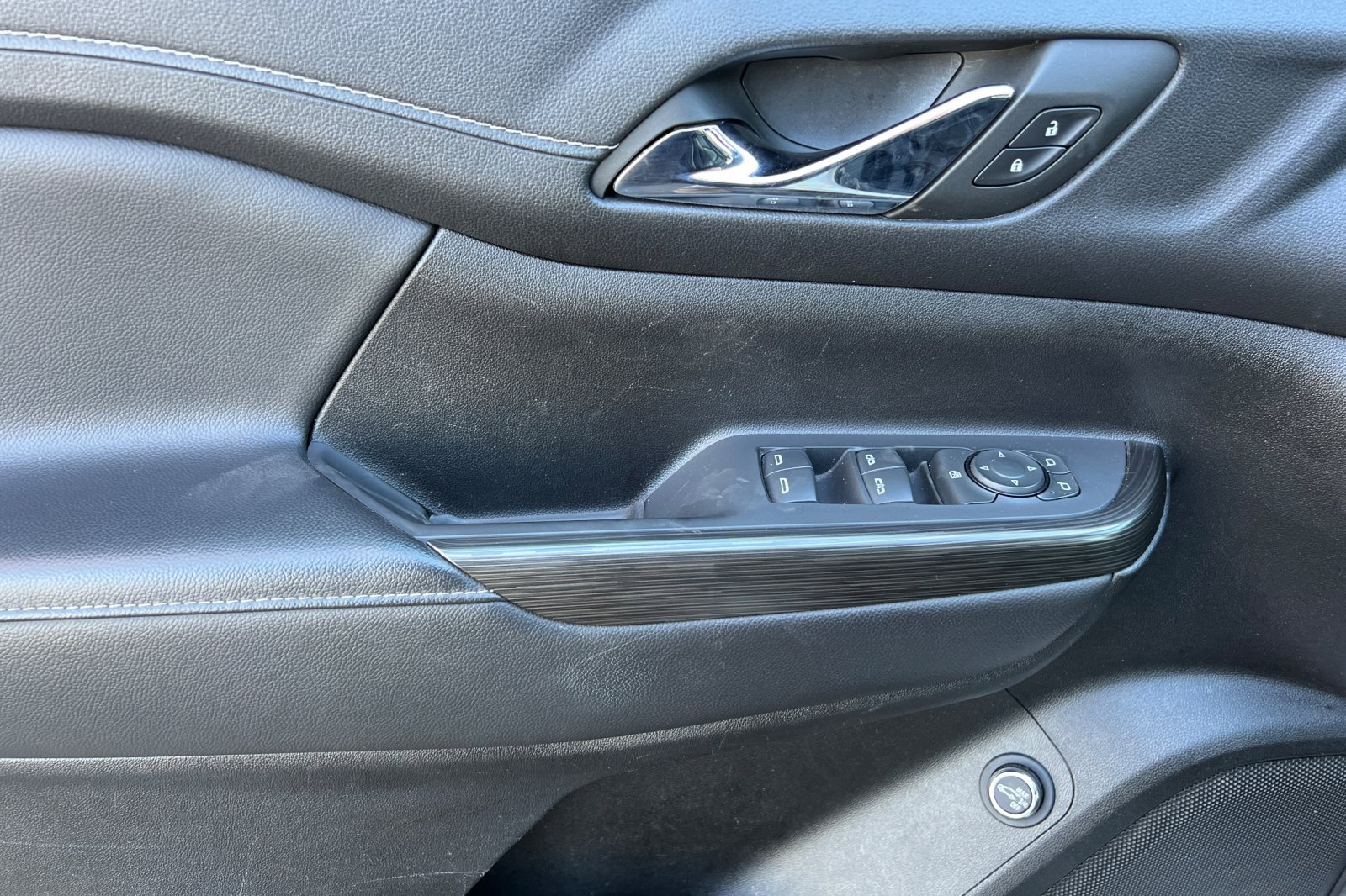 Used 2023 GMC Acadia SLT image 12