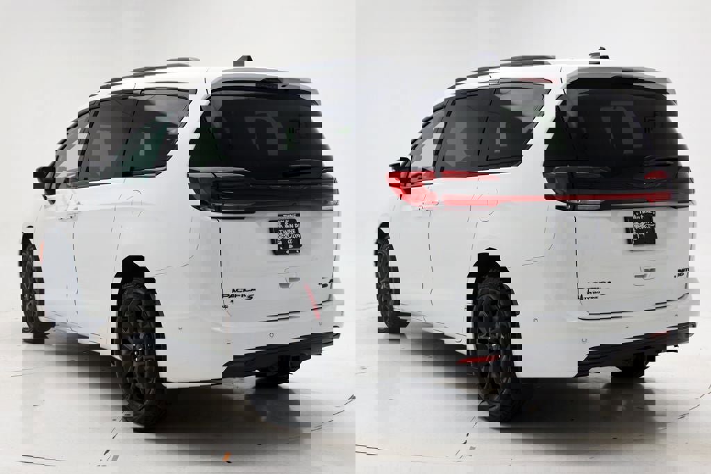 Used 2024 Chrysler Pacifica Limited w/ S Appearance Package image 7