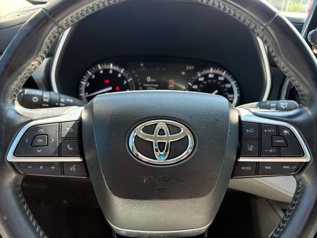 Used 2021 Toyota Highlander XLE AWD/4WD image 18