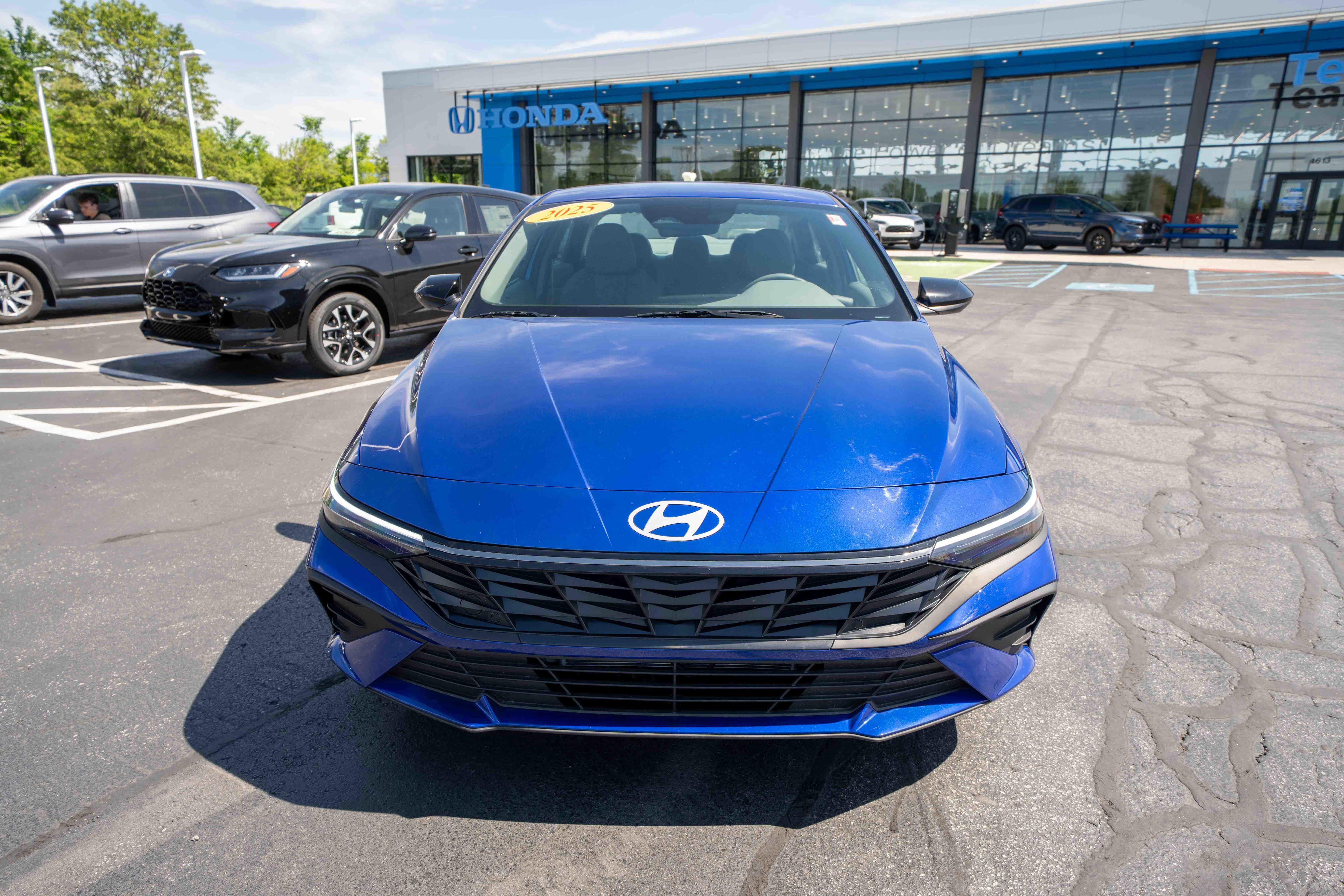 Used 2025 Hyundai Elantra SEL FWD image 2
