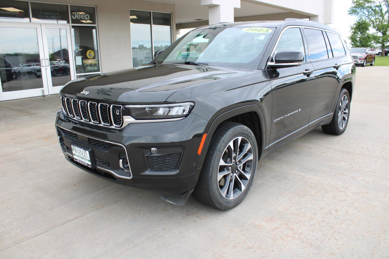 Used 2023 Jeep Grand Cherokee L Overland w/ Advanced Protech Group III AWD/4WD image 2
