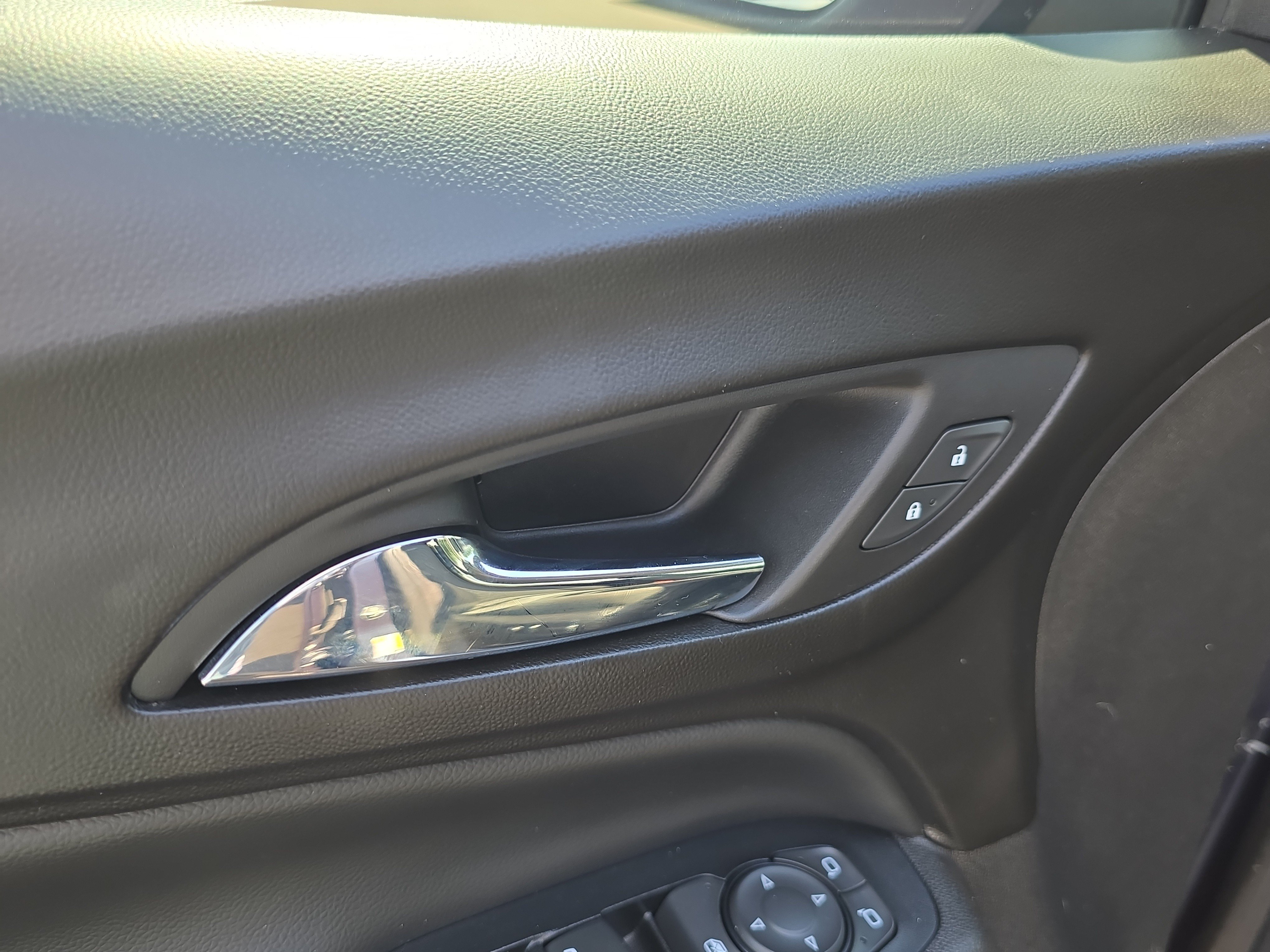 Used 2018 Chevrolet Equinox LT FWD image 18