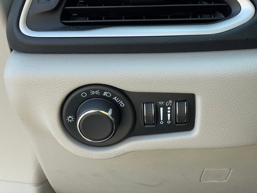 Used 2023 Chrysler Voyager LX image 16