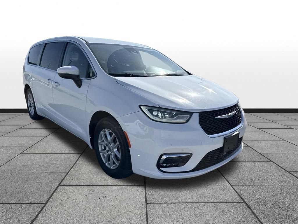 Used 2023 Chrysler Pacifica Touring-L FWD image 3