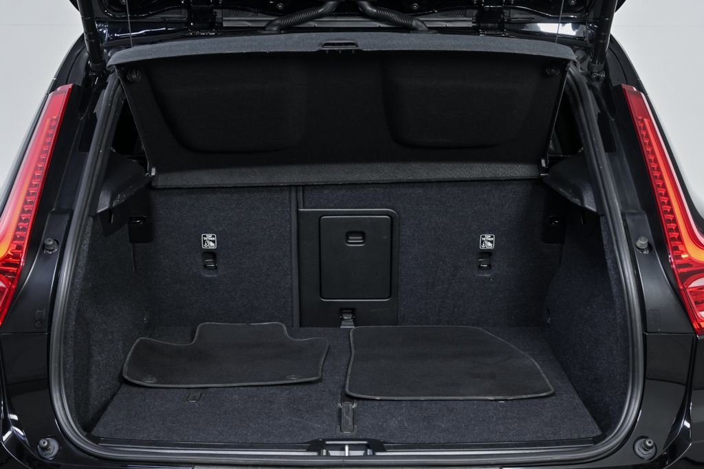 Certified 2025 Volvo XC40 B5 Plus image 31