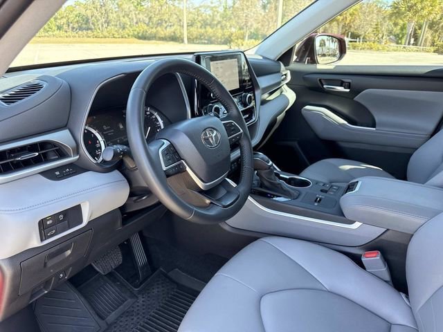 Used 2025 Toyota Highlander XLE image 23