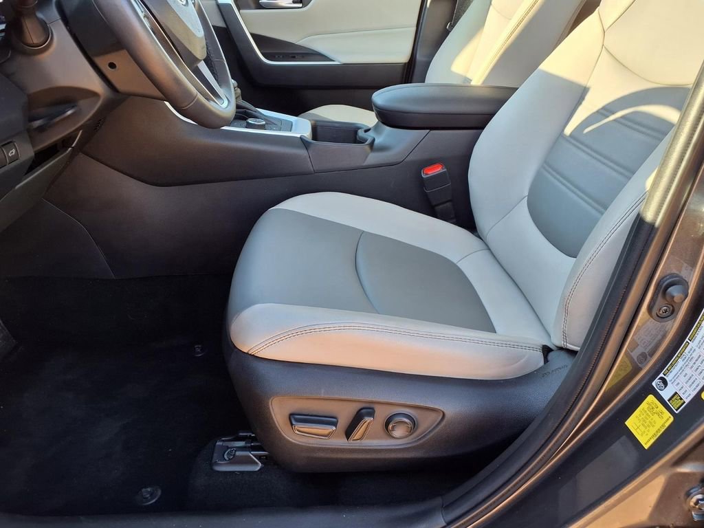 Used 2023 Toyota RAV4 XLE Premium image 28