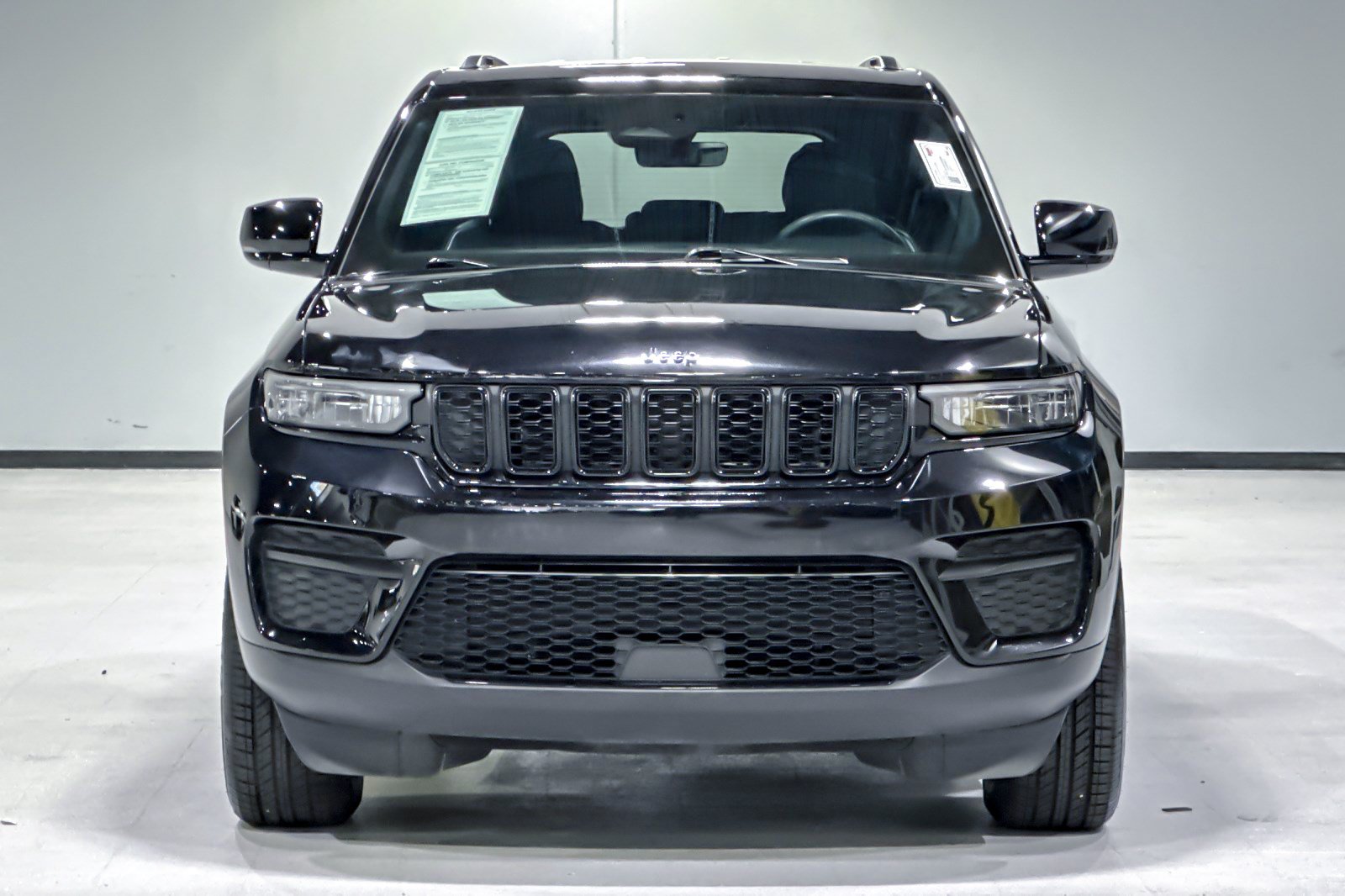 Used 2025 Jeep Grand Cherokee Altitude AWD/4WD image 5