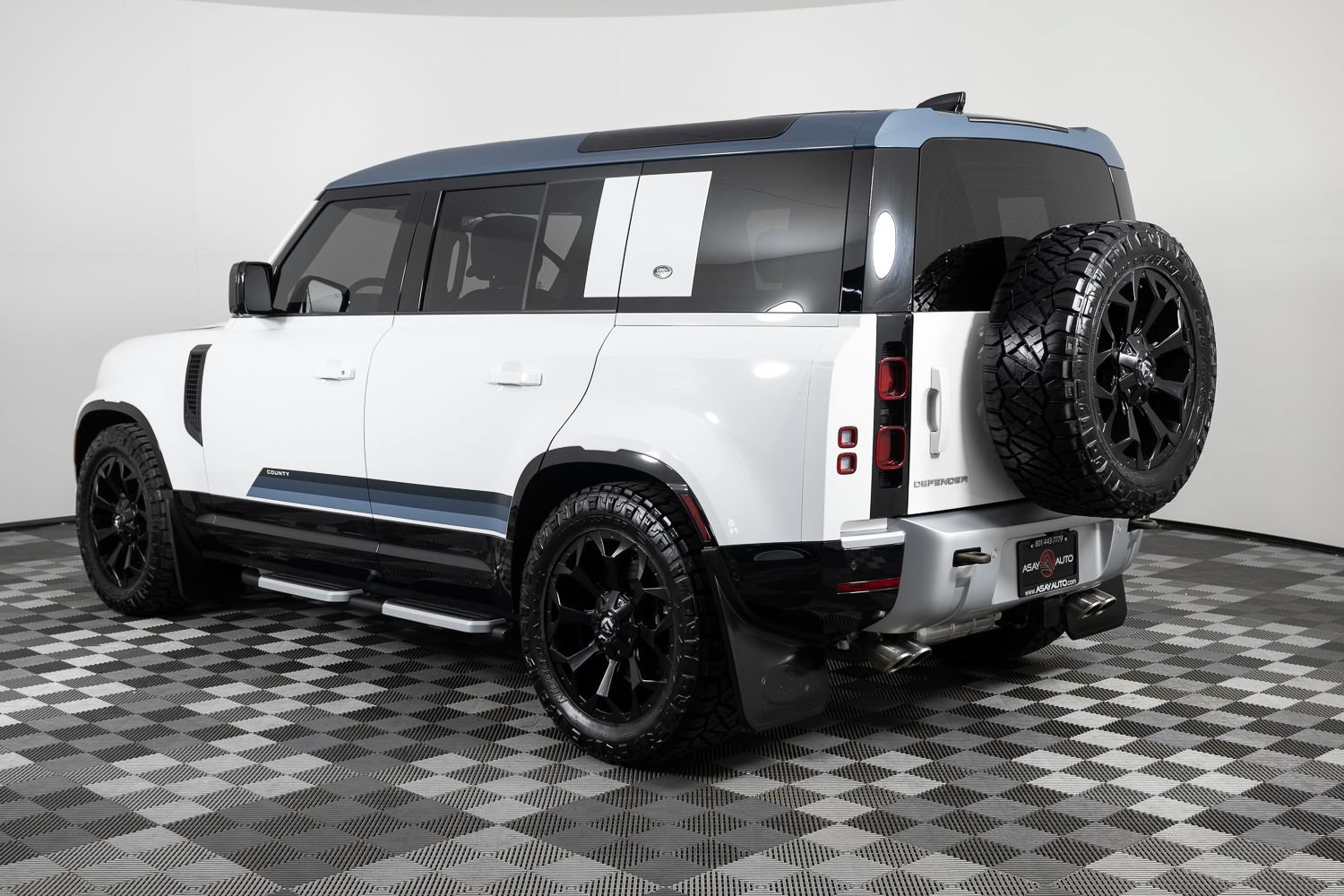 Used 2024 Land Rover Defender 110 SE AWD/4WD image 4
