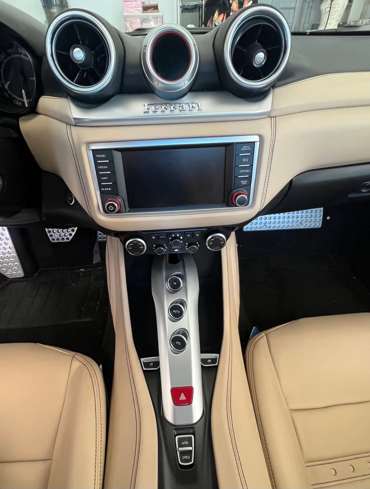 Used 2015 Ferrari California T RWD image 13