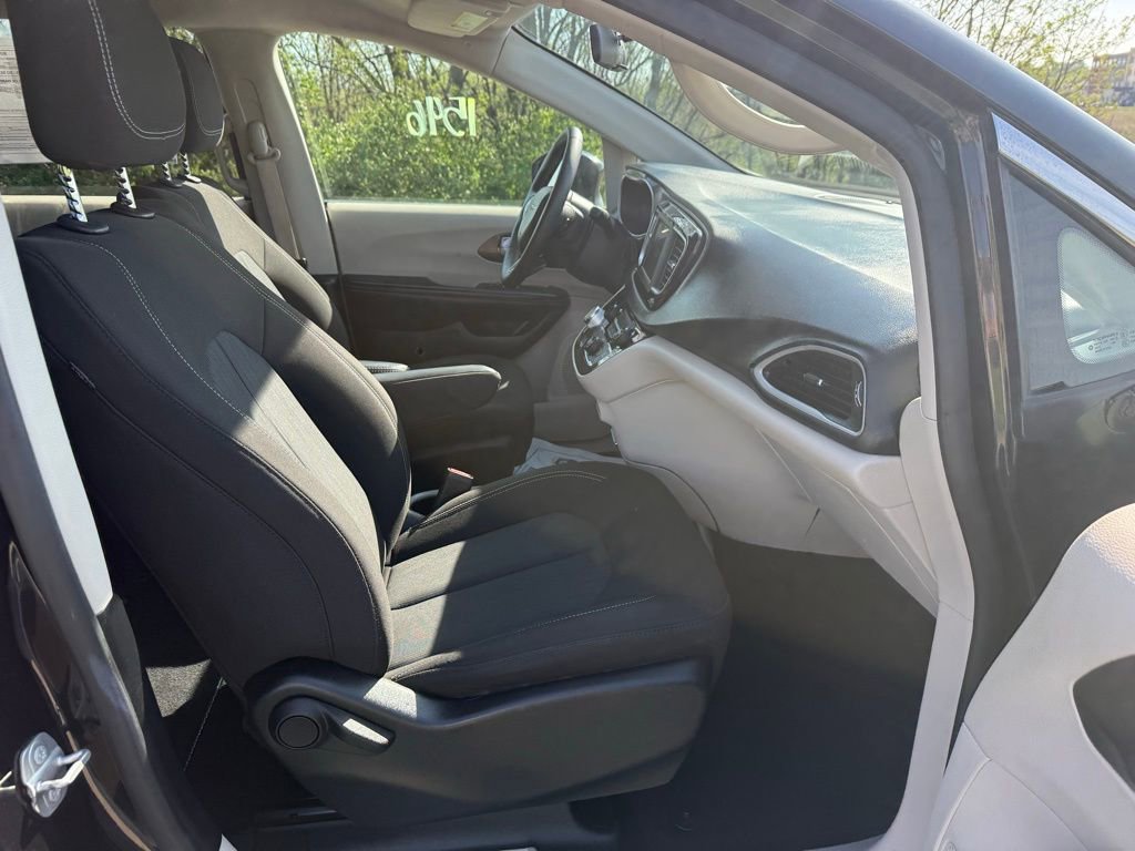 Used 2022 Chrysler Voyager LX FWD image 20