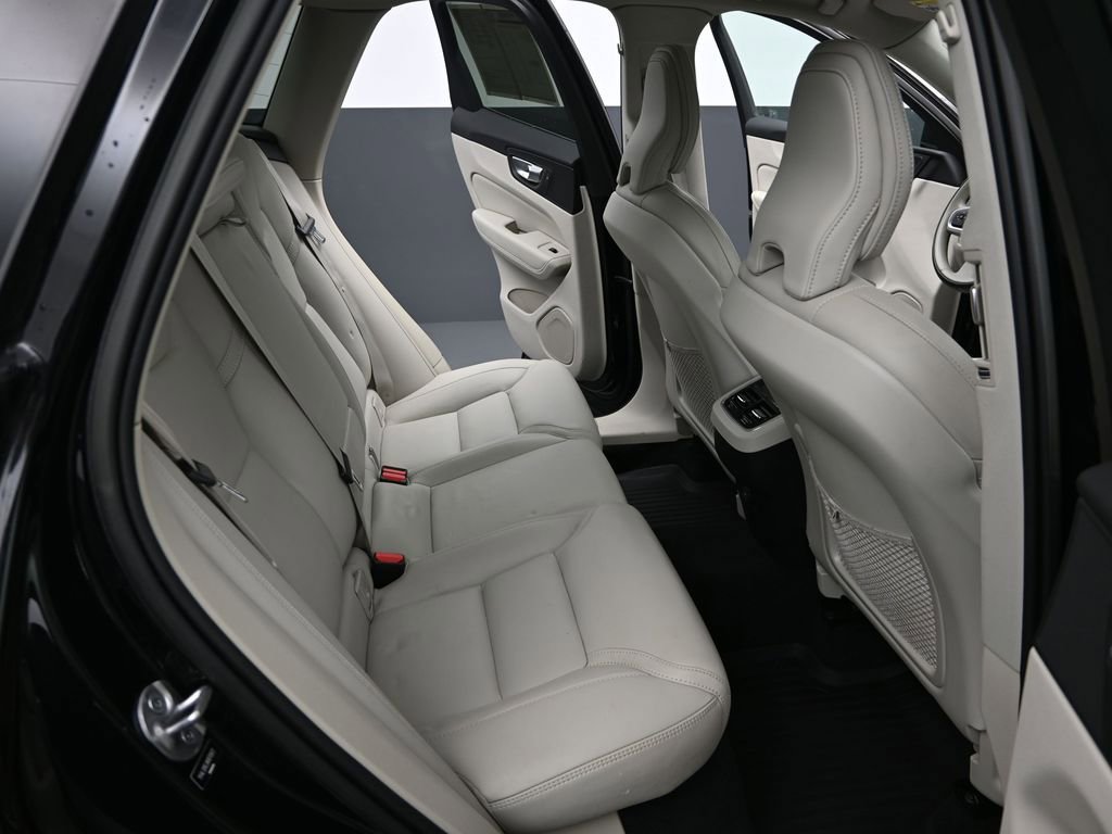 Used 2022 Volvo XC60 B5 Inscription w/ Advanced Package image 12
