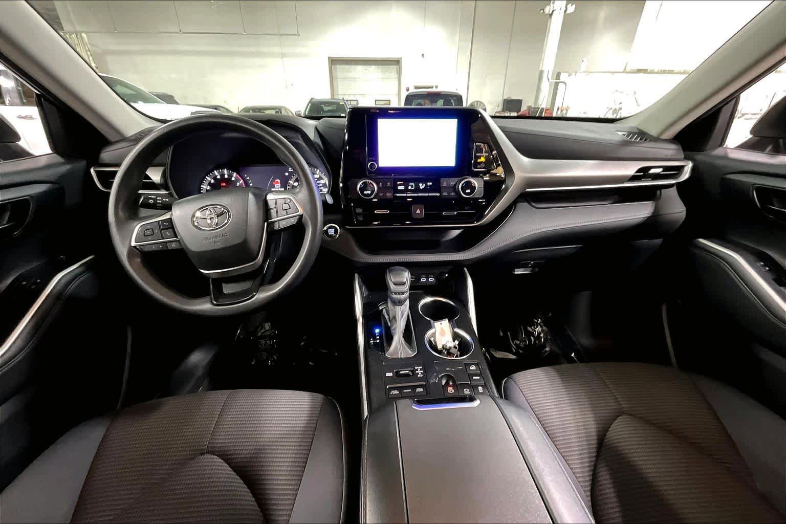 Used 2023 Toyota Highlander L AWD/4WD image 16