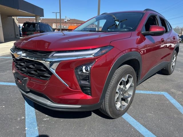 Used 2025 Chevrolet Trax LT w/ LT Convenience Package image 2