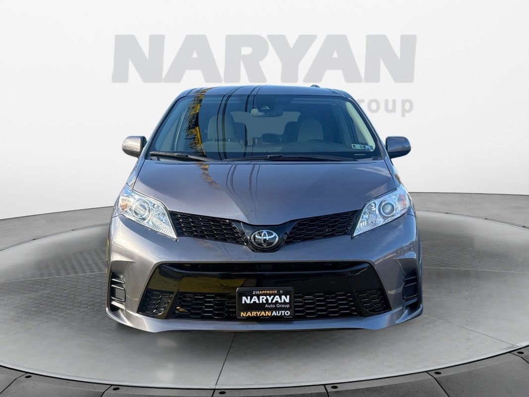 Used 2019 Toyota Sienna LE w/ Carpet Mat Package image 3