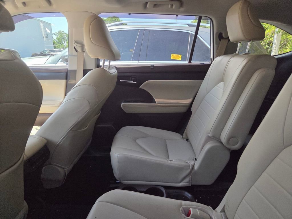 Used 2022 Toyota Highlander XLE FWD image 6