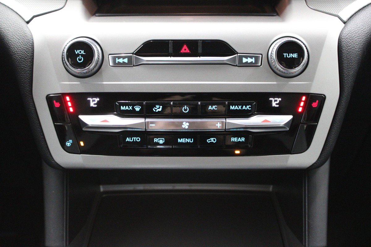 Used 2021 Ford Explorer XLT w/ Equipment Group 202A AWD/4WD image 26