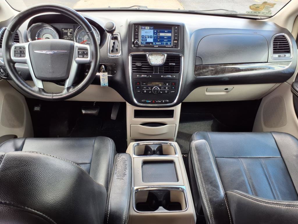 Used 2012 Chrysler Town & Country Touring-L w/ Driver Convenience Group image 11