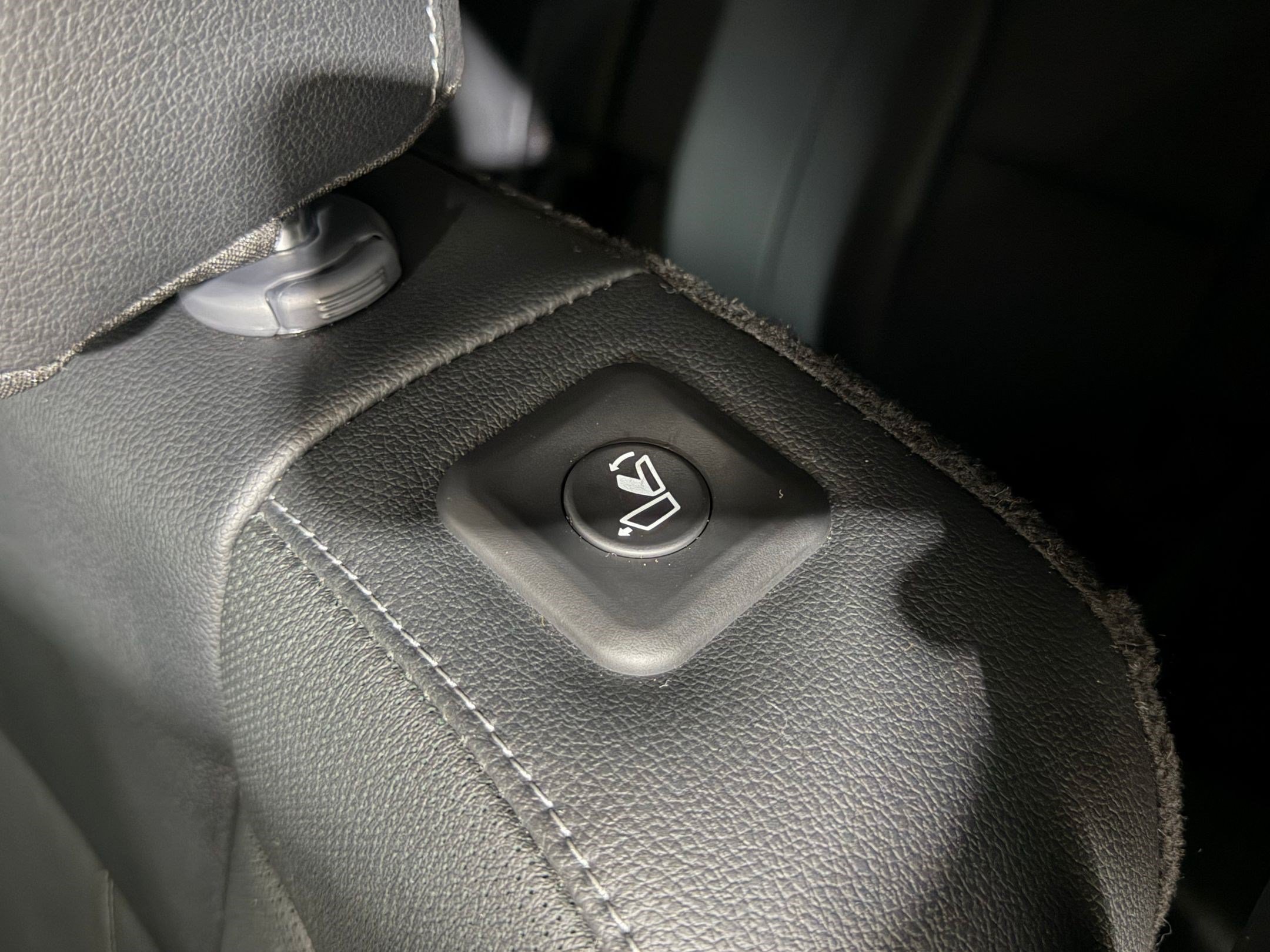 Used 2024 Kia Telluride SX w/ Towing Package FWD image 22