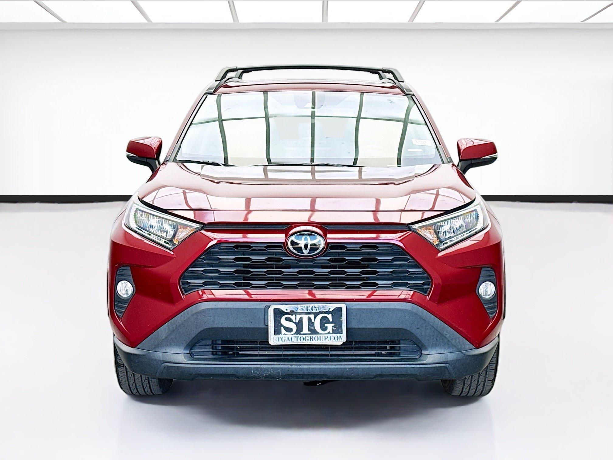 Used 2021 Toyota RAV4 XLE w/ Convenience Package FWD image 2