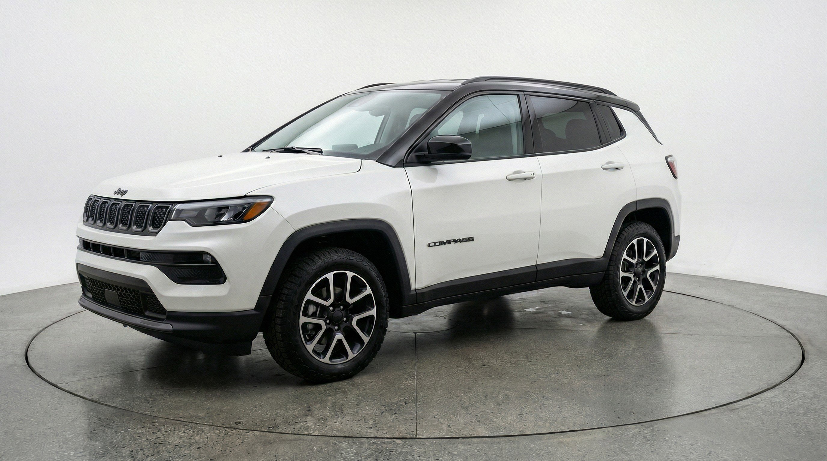 Used 2025 Jeep Compass Trailhawk AWD/4WD image 3