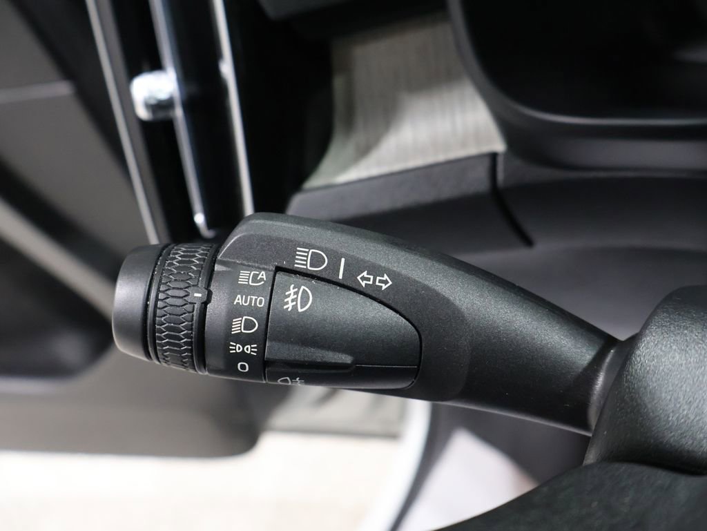 Used 2023 Volvo XC40 B5 Core image 38