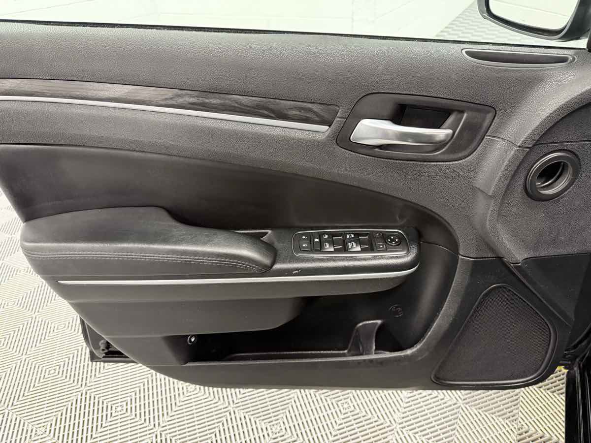 Used 2019 Chrysler 300 Touring w/ Sport Appearance Package image 9