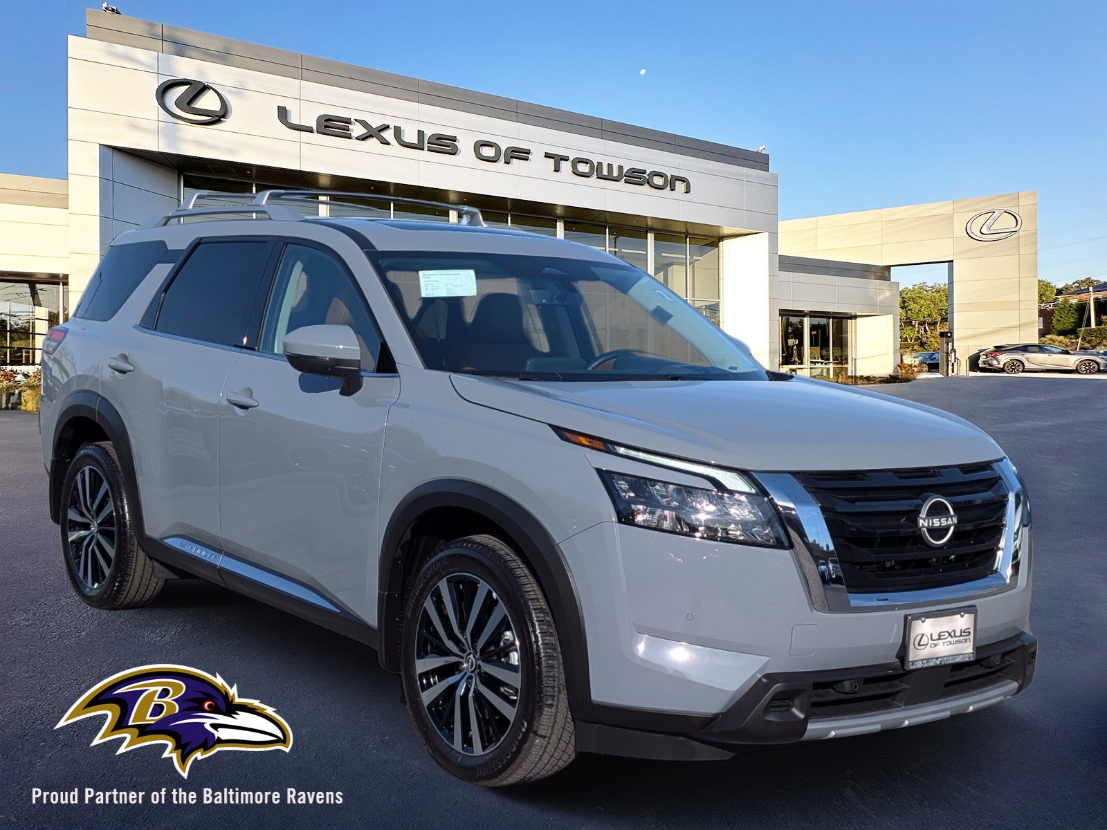 Used 2025 Nissan Pathfinder Platinum image 1