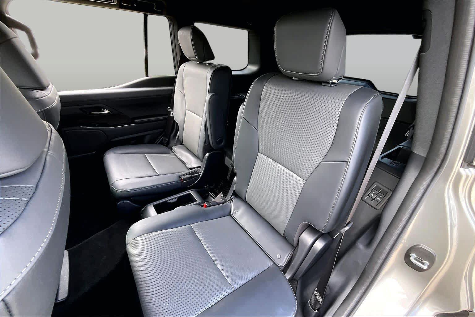 Used 2025 Lexus GX 550 w/ Accessory Package (2T) AWD/4WD image 18