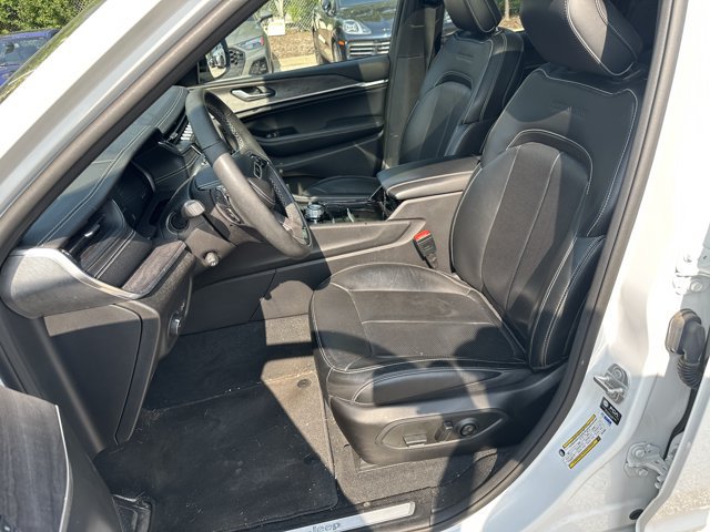 Used 2023 Jeep Grand Cherokee Overland AWD/4WD image 12
