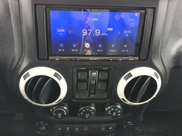 Used 2015 Jeep Wrangler Unlimited Sahara image 12