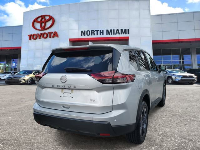 Used 2024 Nissan Rogue SV image 4