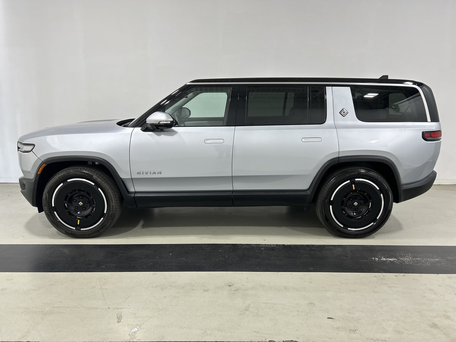 Used 2025 Rivian R1S Adventure Dual AWD/4WD image 2