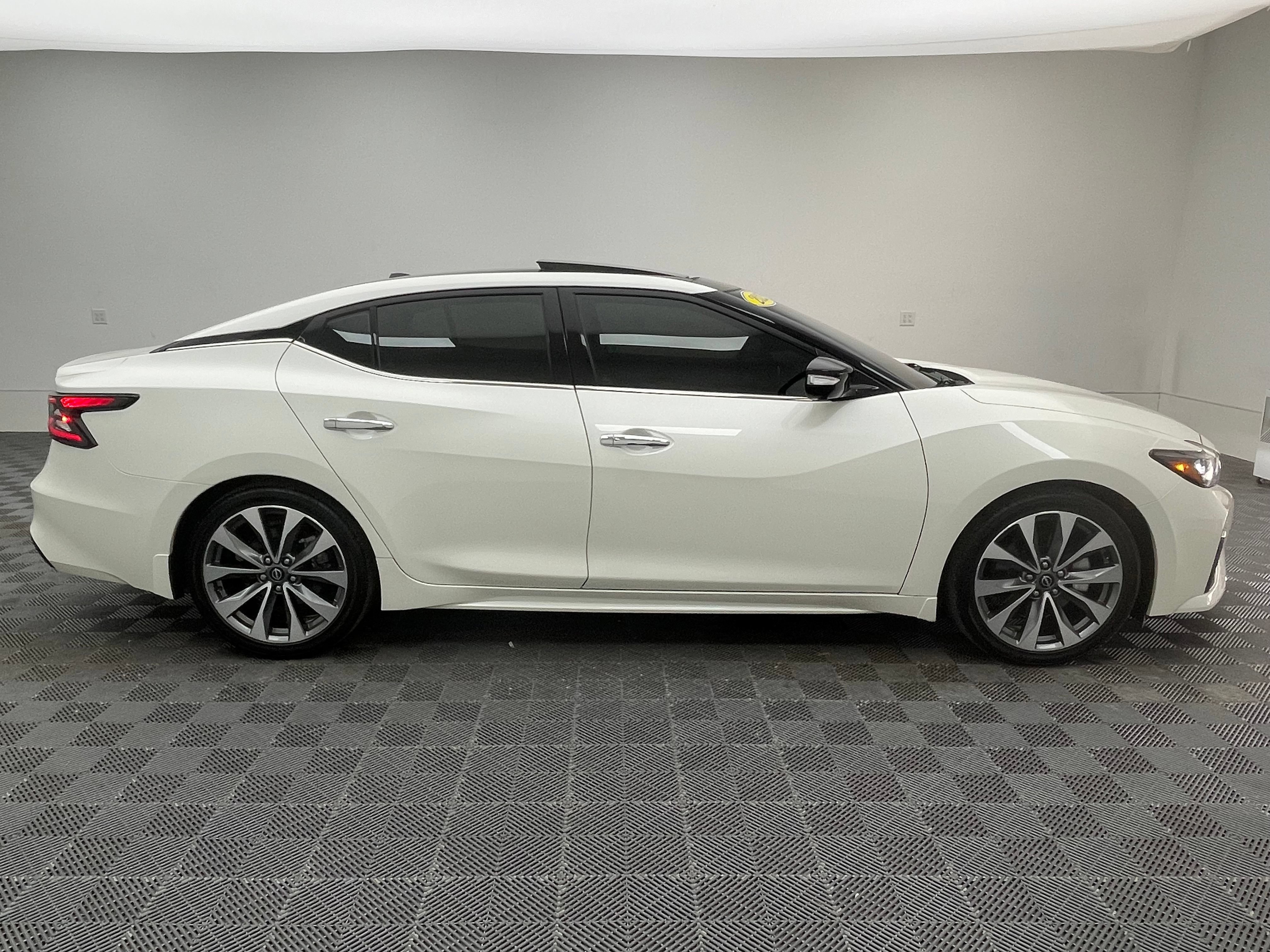 Used 2023 Nissan Maxima Platinum w/ Sport Mat Group FWD image 8