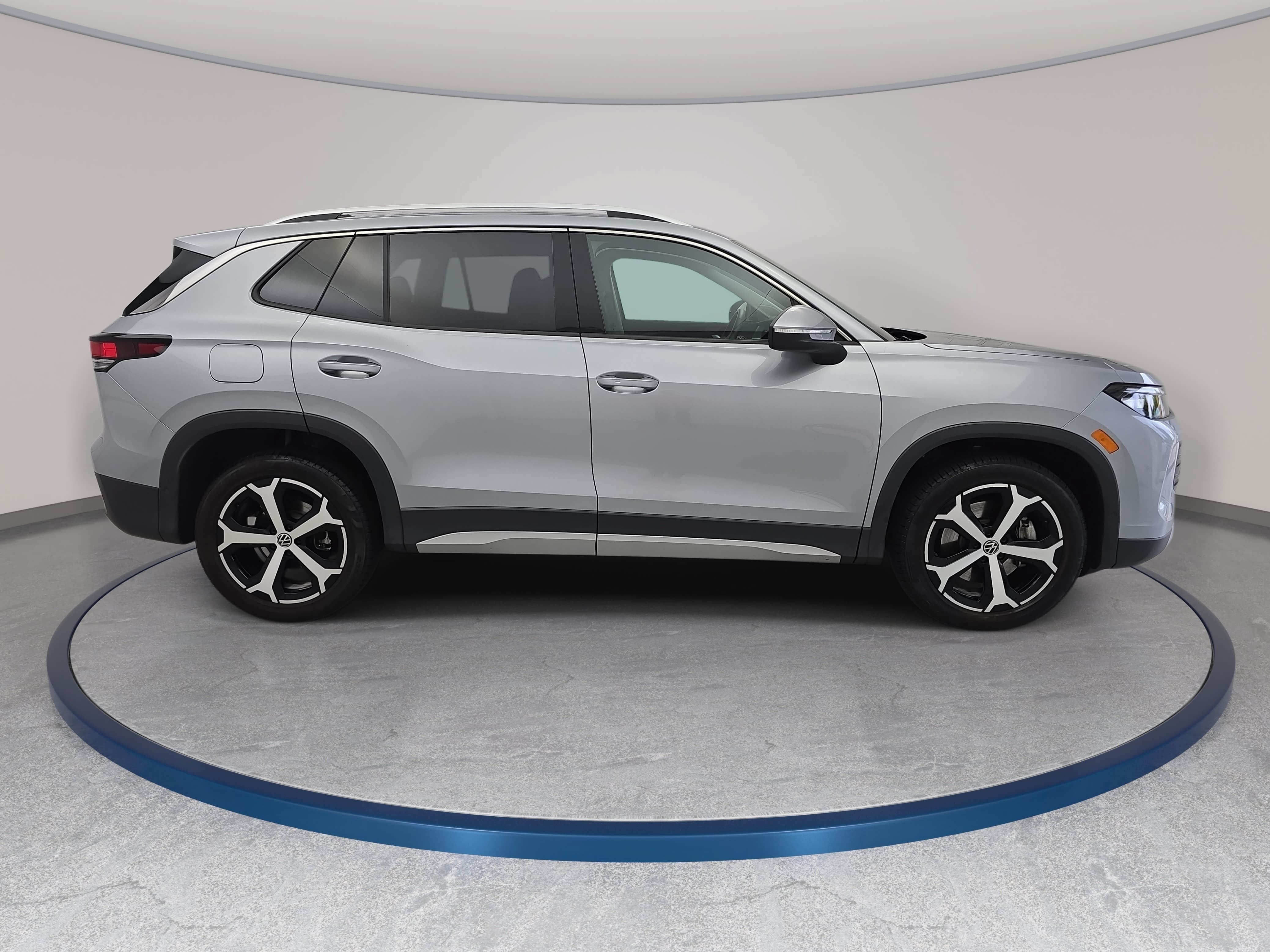 Used 2025 Volkswagen Tiguan SE AWD/4WD image 4