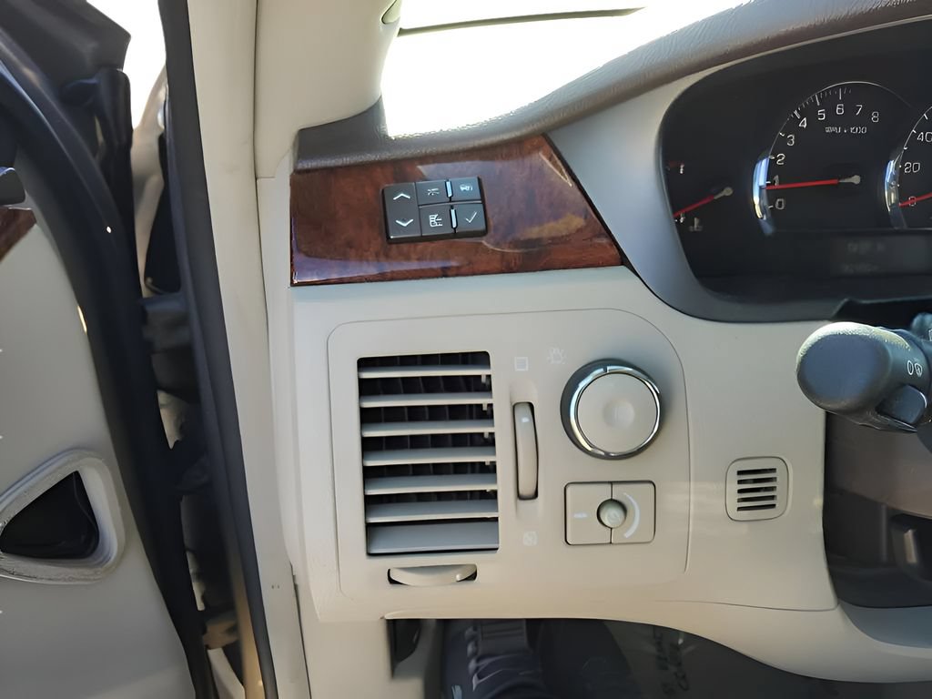 Used 2007 Cadillac DTS Luxury I w/ Sun And Sound Package FWD image 20