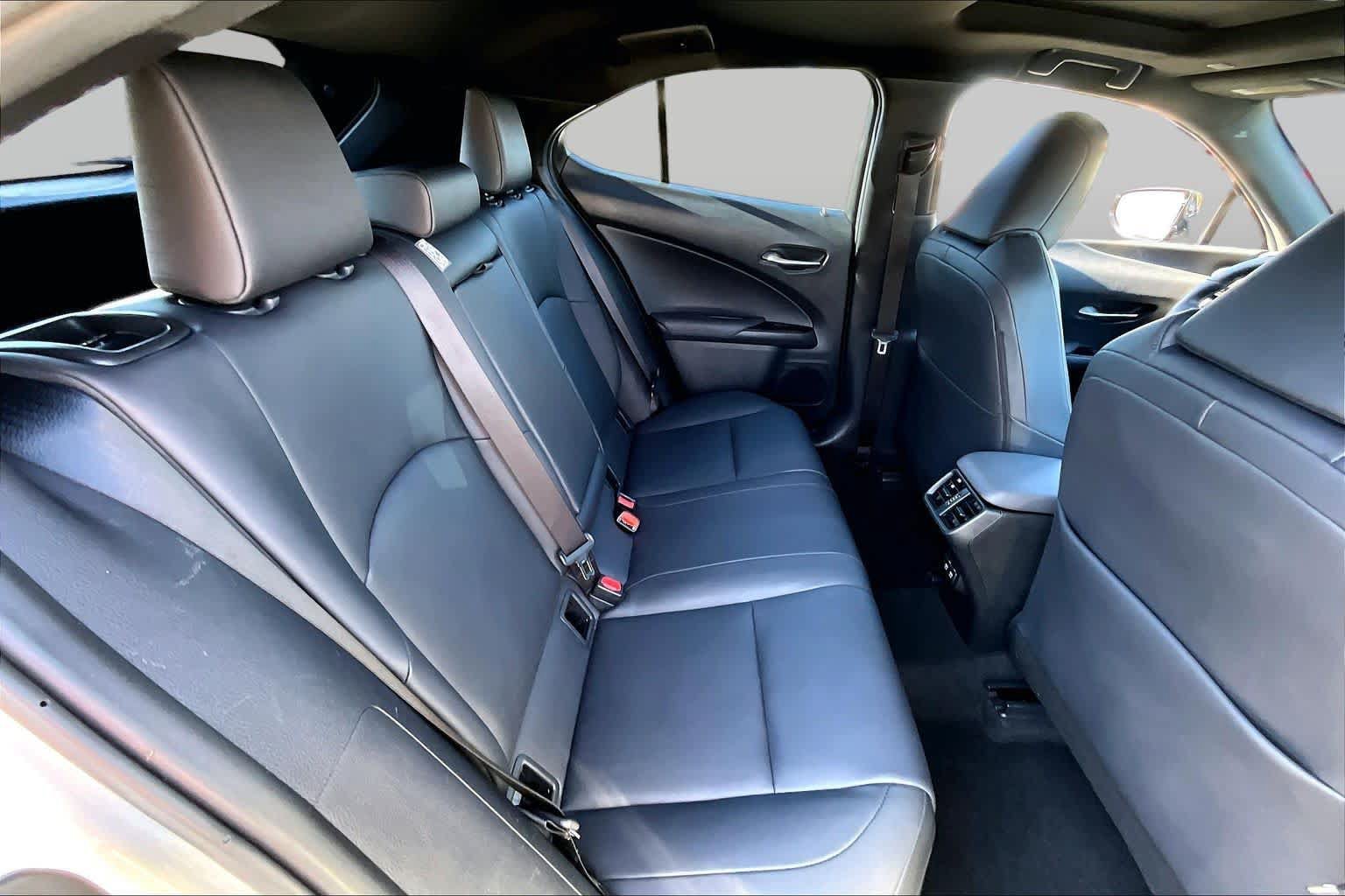 Used 2019 Lexus UX 200 w/ Premium Package FWD image 18