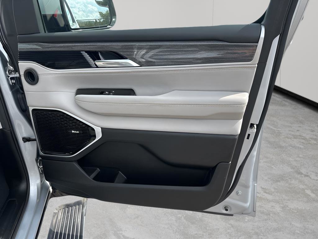 Used 2022 Jeep Wagoneer Series III w/ Premium Group I image 13