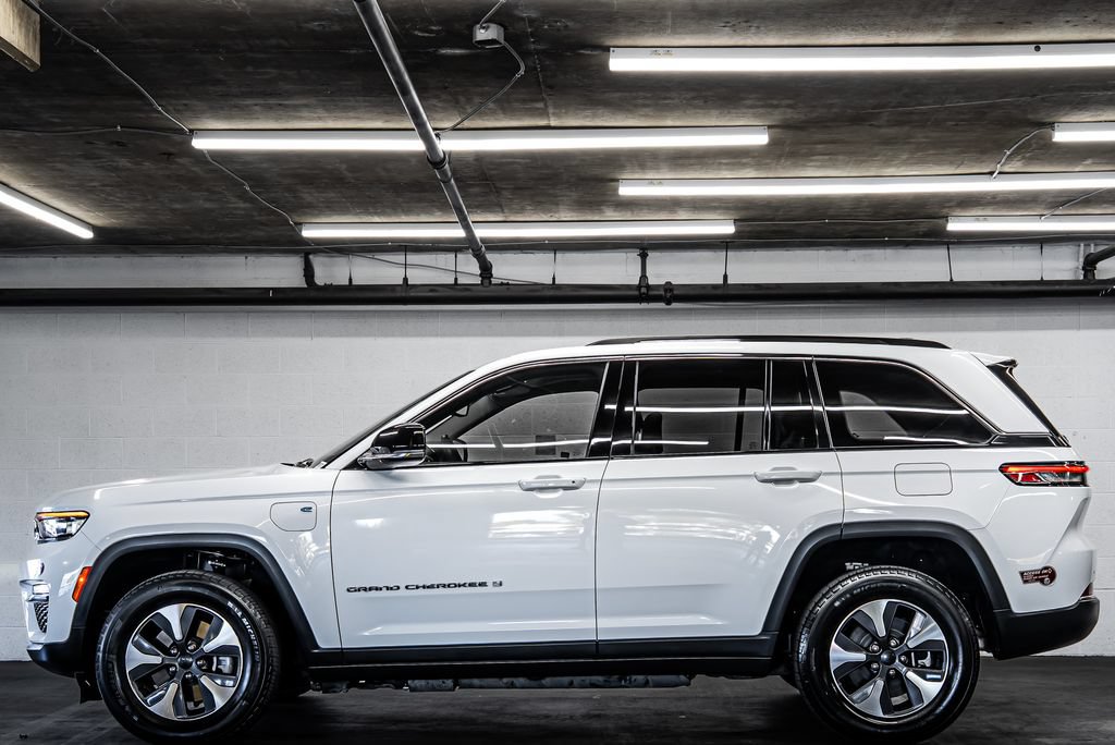 Used 2023 Jeep Grand Cherokee 4WD 4xe image 2