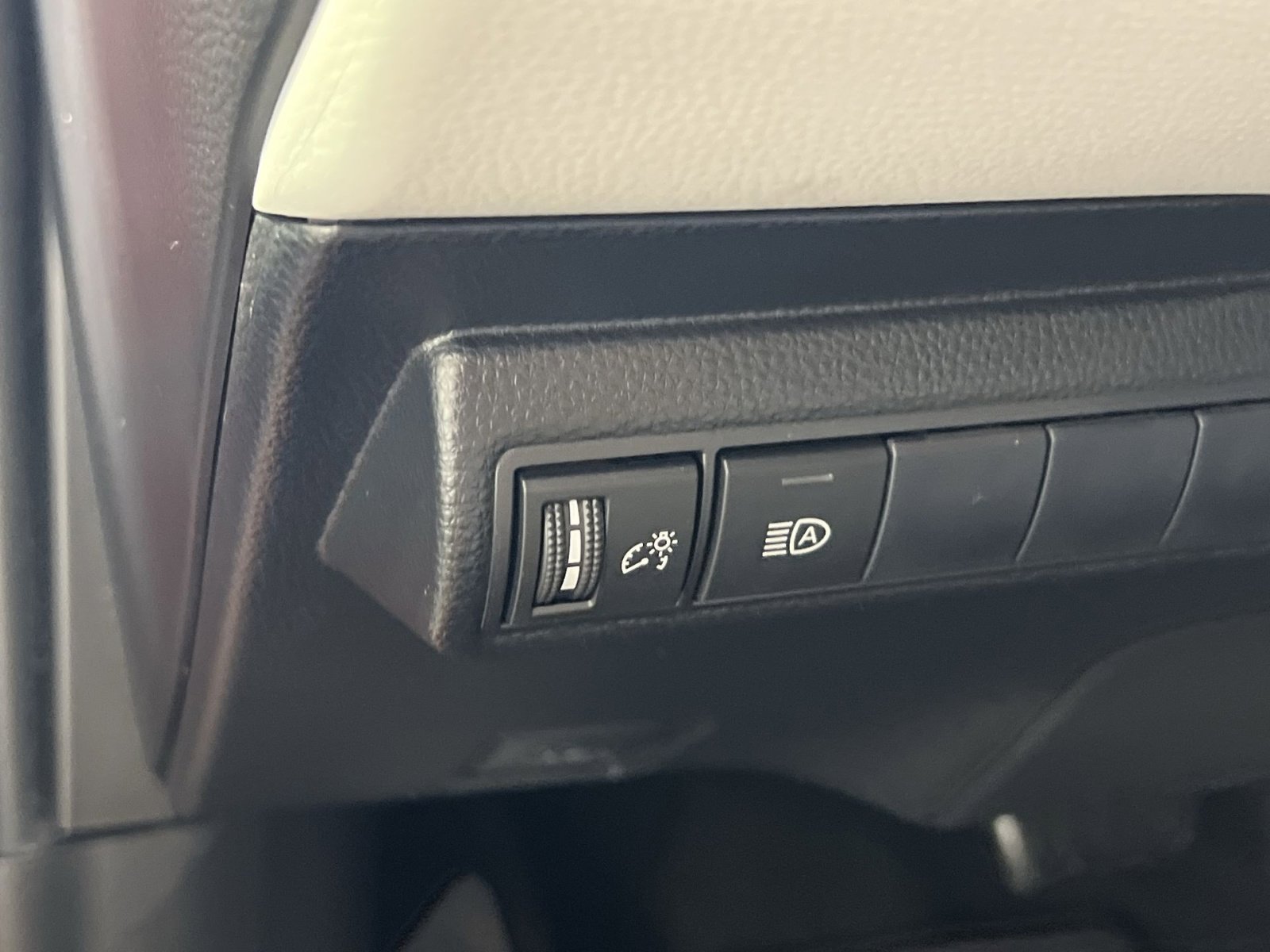 Used 2020 Toyota Corolla SE w/ Carpet Mat Package (TMS) FWD image 32