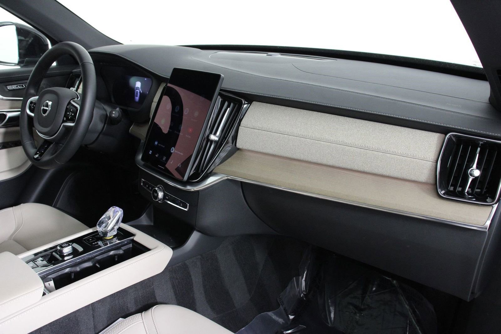 Certified 2025 Volvo XC90 T8 Plus AWD/4WD image 22