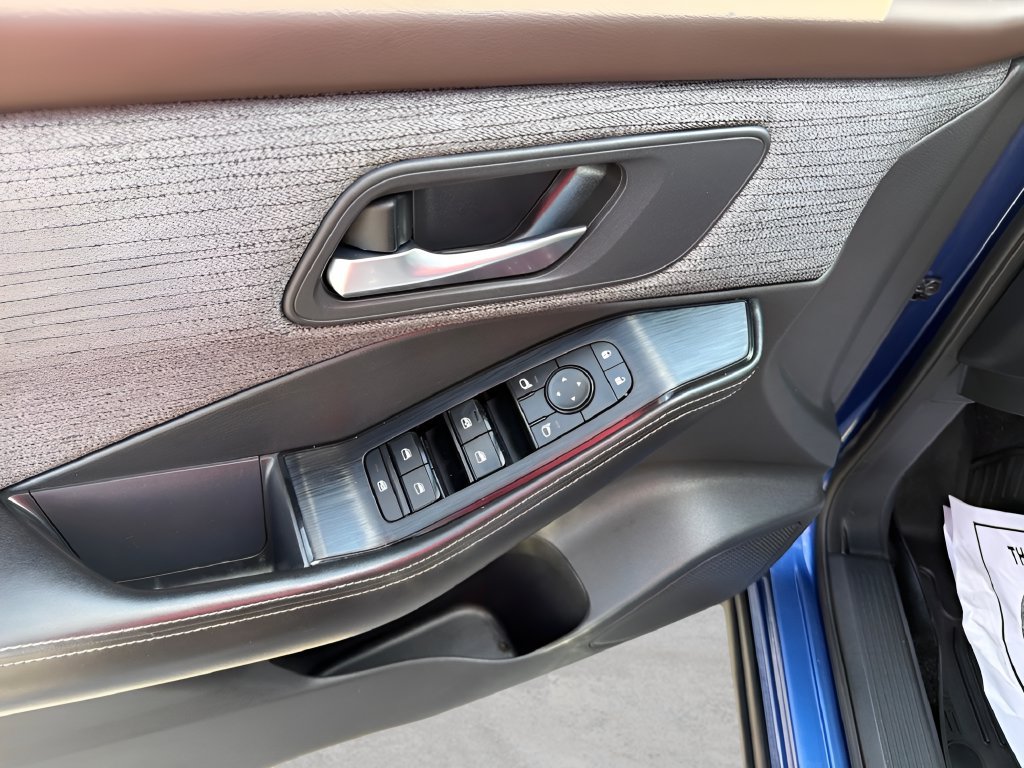 Used 2022 Nissan Rogue SV AWD/4WD image 16