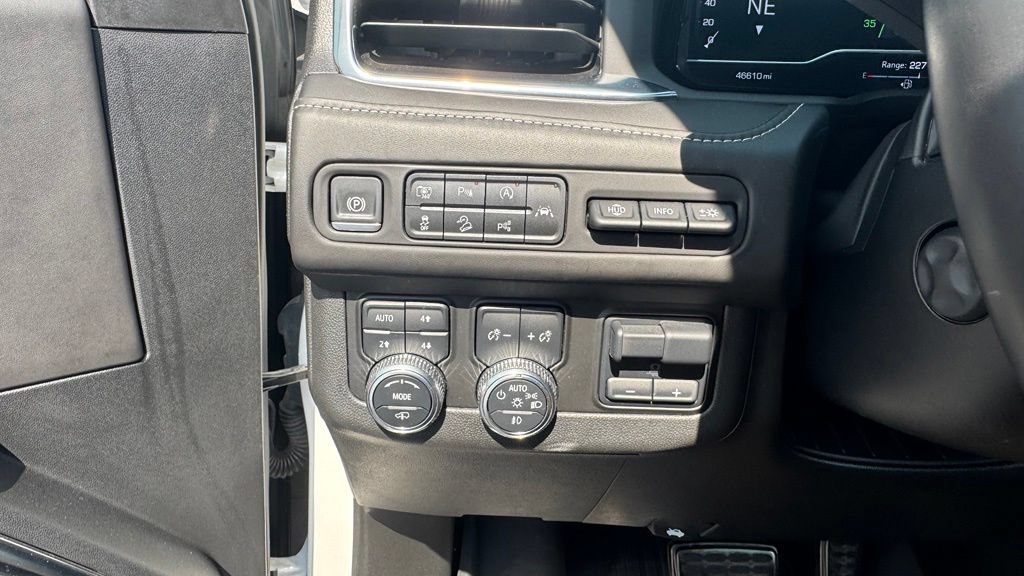Used 2024 GMC Yukon Denali Ultimate AWD/4WD image 27